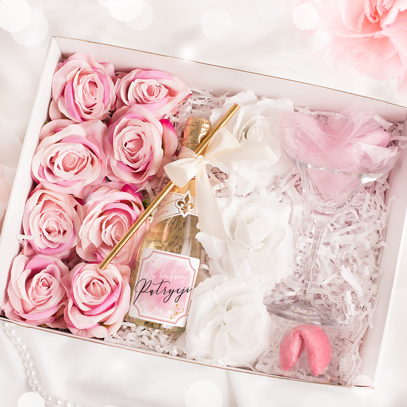 Stylowy box prezentowy z mini szampanem. Pudełko z kwiatami.