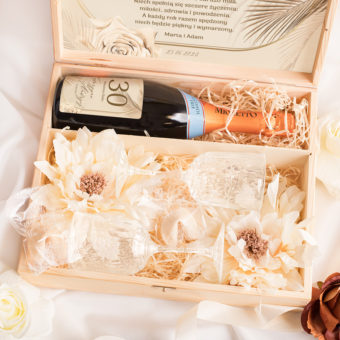 ZESTAW prezentowy dla małżeństwa Skrzynia z kieliszkami i szampanem