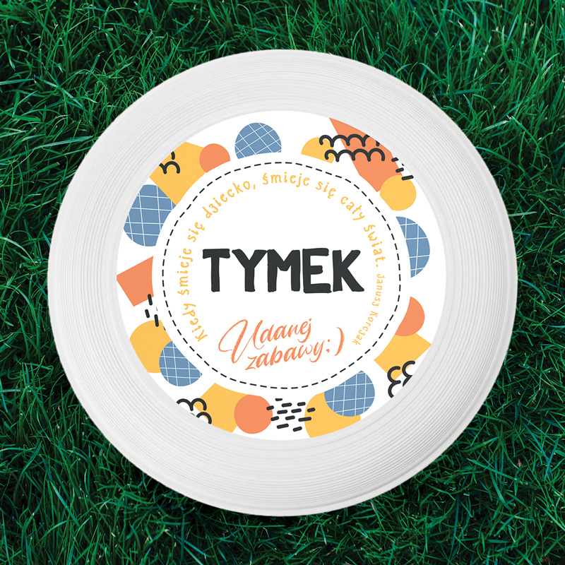 Frisbee z imieniem na kolorowej etykiecie i cytatem Janusza Korczaka
