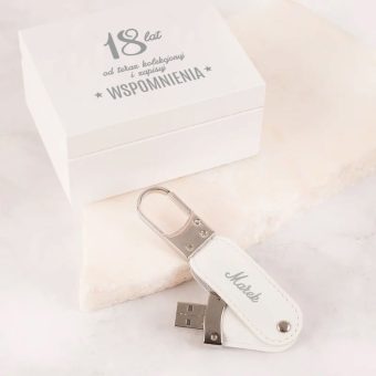 PENDRIVE drewniany z grawerem w pudełku prezent z okazji urodzin