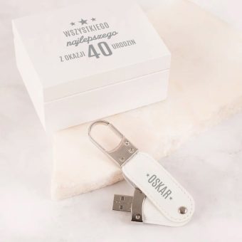 PENDRIVE drewniany z grawerem w pudełku Pomysłowy prezent na urodziny