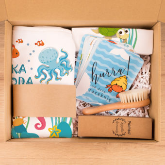 BOX z praktycznymi prezentami dla dziecka z okazji narodzin Morska Przygoda