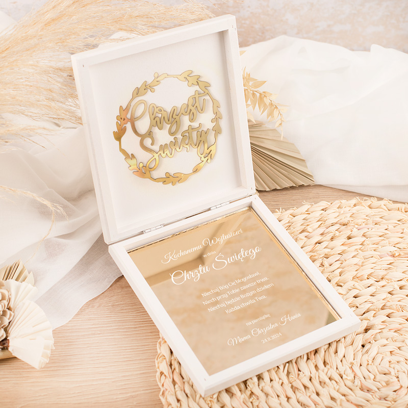 Szkatułka pamiątka chrztu ze złotym napisem Chrzest święty i życzeniami na złotej tabliczce akrylowej