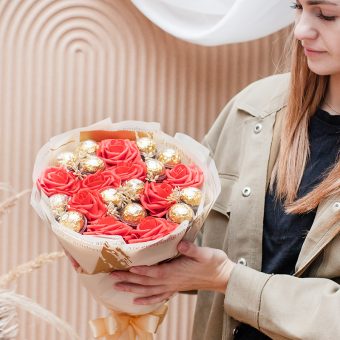 BUKIET z pralinkami Ferrero i czerwonymi różami Słodki prezent dla kobiety