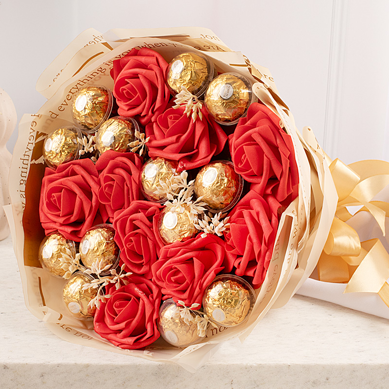 Słodki bukiet prezentowy dla kobiety z pralinkami Ferrero Rocher i różami.