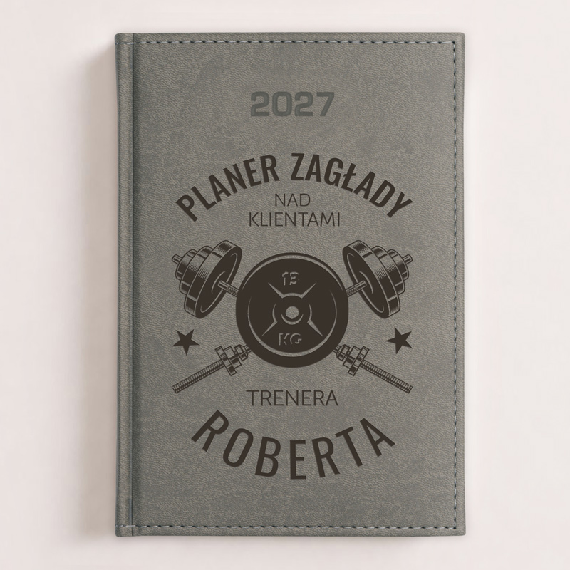 Planer z grafiką dwóch hantli oraz talerza, z napisem "Planer zagłady nad klientami trenera Roberta" i rokiem 2027.