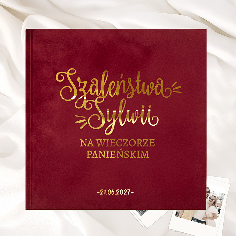 Czerwony album na wesele z napisem "Szaleństwa Sylwii na wieczorze panieńskim" oraz datą 21.06.2027.