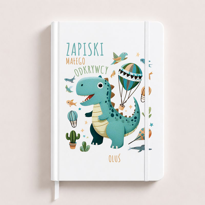 Notatnik z kolorową ilustracją dinozaura, wesołych balonów i roślin, z napisem "ZAPISKI MAŁEGO ODKRYWCY OLUŚ".