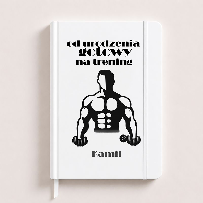Notatnik z grafiką mężczyzny z ciężarami, napisem "od urodzenia gotowy na trening" oraz imieniem "Kamil".