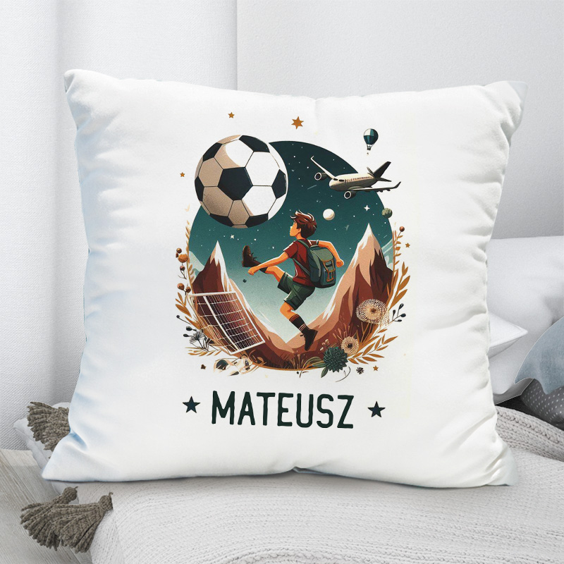 Poduszka dla kibica piłki nożnej. Na poduszce znajduje się kolorowa grafika i personalizacja.