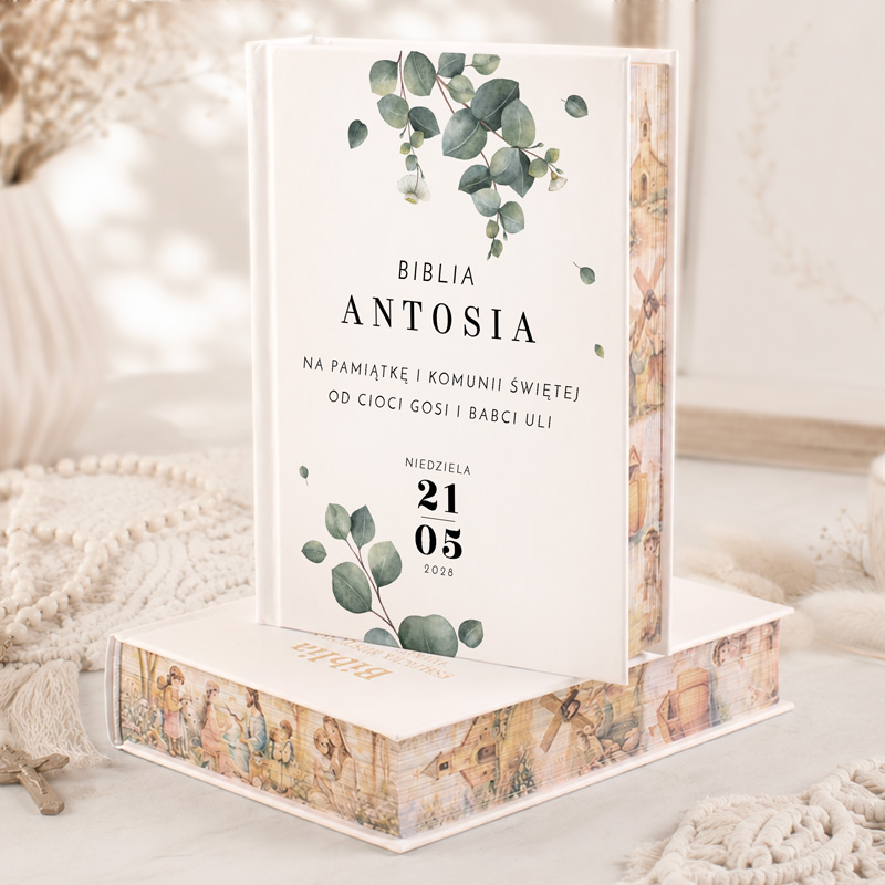 Biblia z okładką w stylu delikatnych roślin i ilustracjami, zawierająca dedykację oraz datę 21.05.2022.