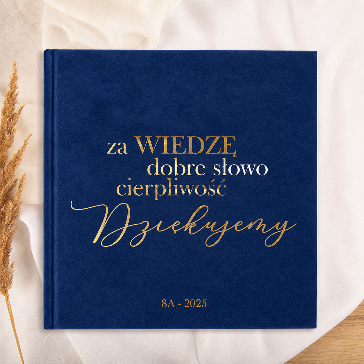 Granatowa okładka z tekstem w złotym kolorze: "za WIEDZĘ dobre słowo cierpliwość Dziękujemy", z datą 8A - 2025.