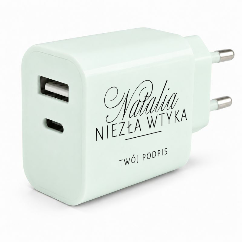 Biały charger z dwoma portami: USB i USB-C, z napisem "Natalia Niezła Wtyka" oraz "Twój podpis".