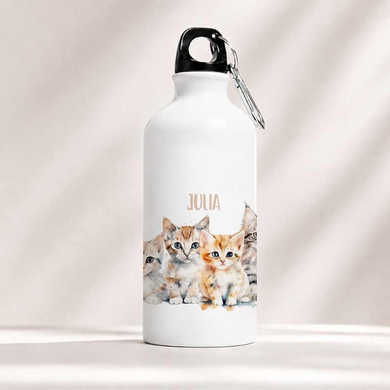 Butelka na wodę z graficznym nadrukiem czterech kotów i imieniem "JULIA".