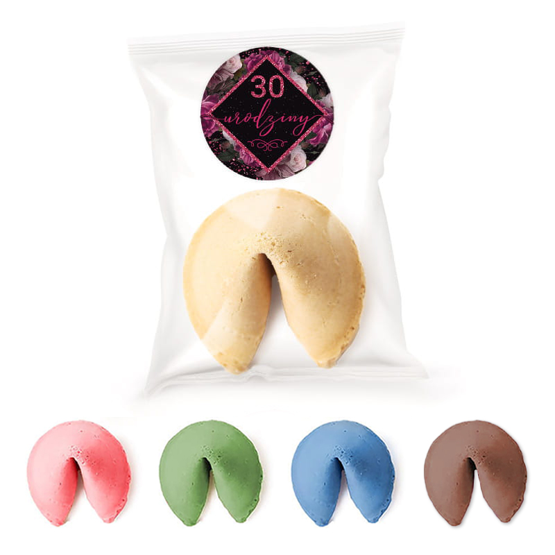 Opakowanie zawierające ciastko szczęścia w kolorze kremowym, z logo z napisem '30 urodziny' w różowej ramce, obok znajdują się ciastka w kolorach różowym, zielonym, niebieskim i brązowym.