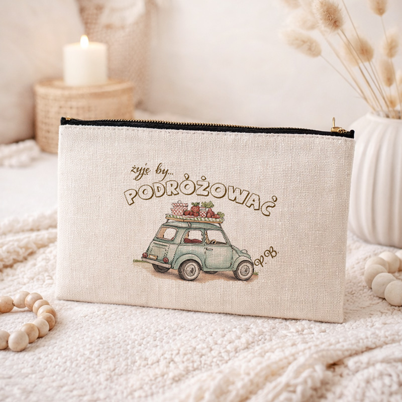 Sakiewka z haftem przedstawiającym mały samochód z ładunkiem owoców oraz napisem "żyje by podróżować".