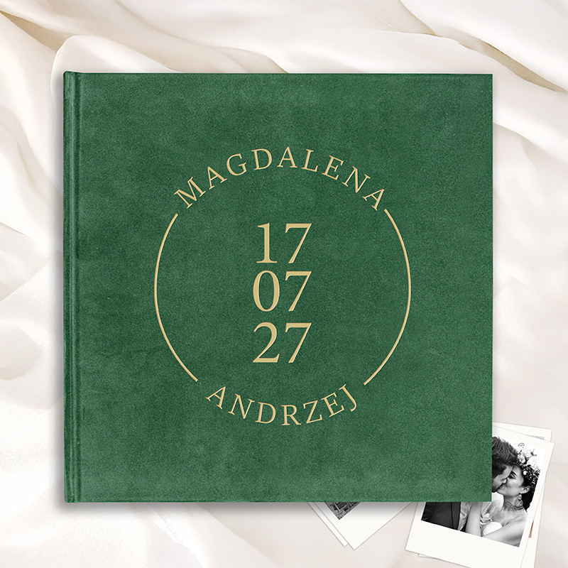 Zielona okładka albumu, na której złotymi literami widnieją imiona „MAGDALENA” i „ANDRZEJ”, oraz data „17 07 27”.