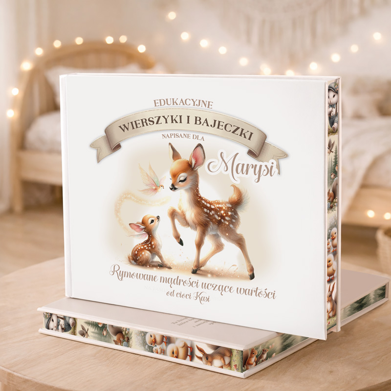Personalizowana książka z ilustracjami, przedstawiająca sarnę i jej młode, z napisem "Edukacyjne wierszyki i bajeczki napisane dla Marysi".