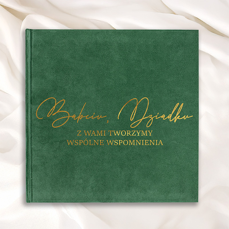 Zielona okładka albumu z napisem „Babciu, Dziadku, z Wami tworzymy wspólne wspomnienia” w złotym kolorze.