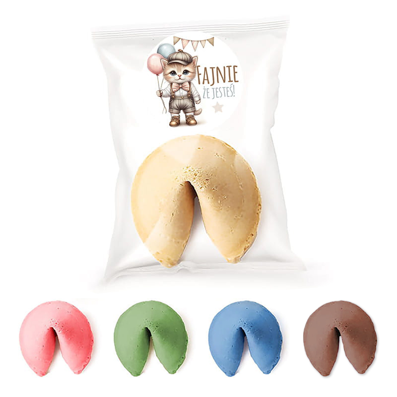 Paczkowane ciastka w kształcie wróżb, z jedną jasnobrązową wróżbą na opakowaniu oraz czterema kolorowymi, różnymi wróżbami na dole: różową, zieloną, niebieską i brązową. Opakowanie zdobi obrazek kota z balonami i napisem 'Fajnie, że jesteś!'.