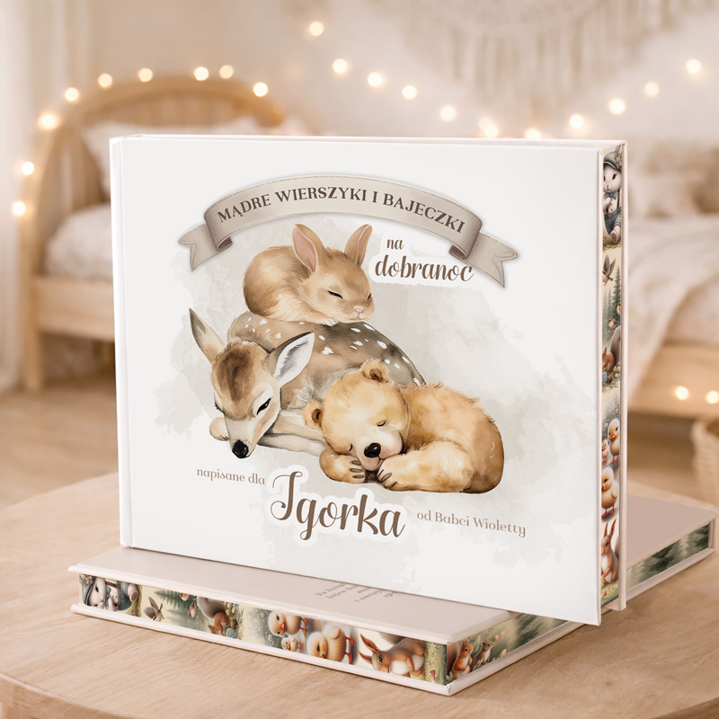 Ilustracja przedstawiająca książkę dla dziecka z uroczymi zwierzętami, leżącymi obok siebie, na tle jasnego wnętrza.