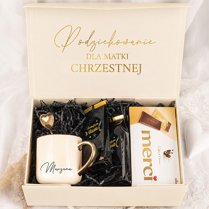 Elegancka pudełko z podziękowaniem dla matki chrzestnej, zawierające filiżankę, kawę i czekoladki Merci.