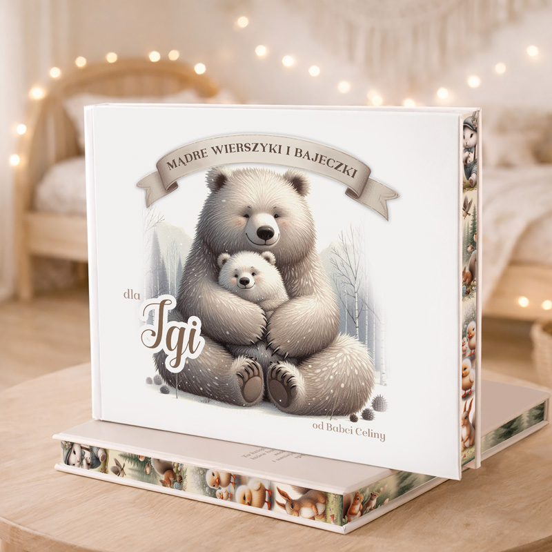 Ilustrowana książka z tytułem "Mądre wierszyki i bajeczki dla Igi", przedstawiająca misia z młodym w przytulnym otoczeniu.