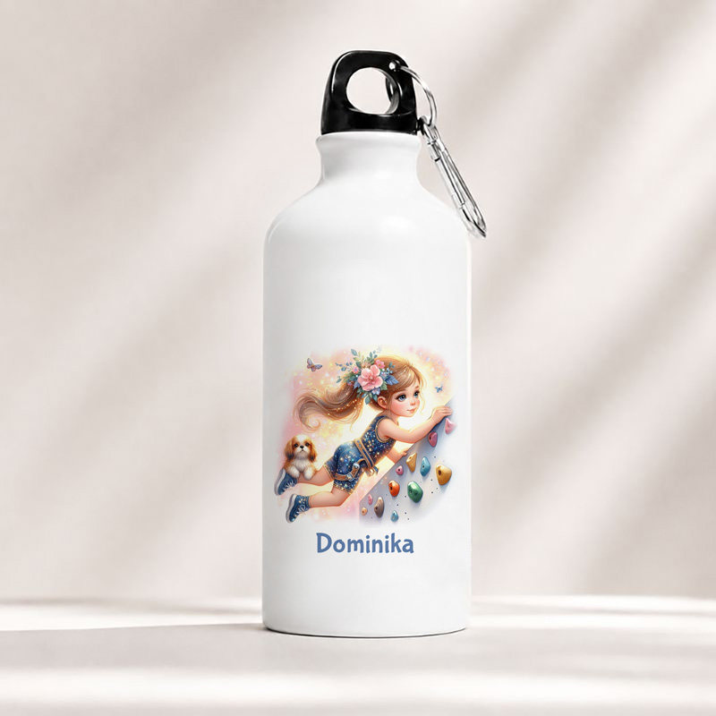 Butelka wody z grafiką dziewczynki bawiącej się z sercami, z imieniem "Dominika" napisanym na dole.