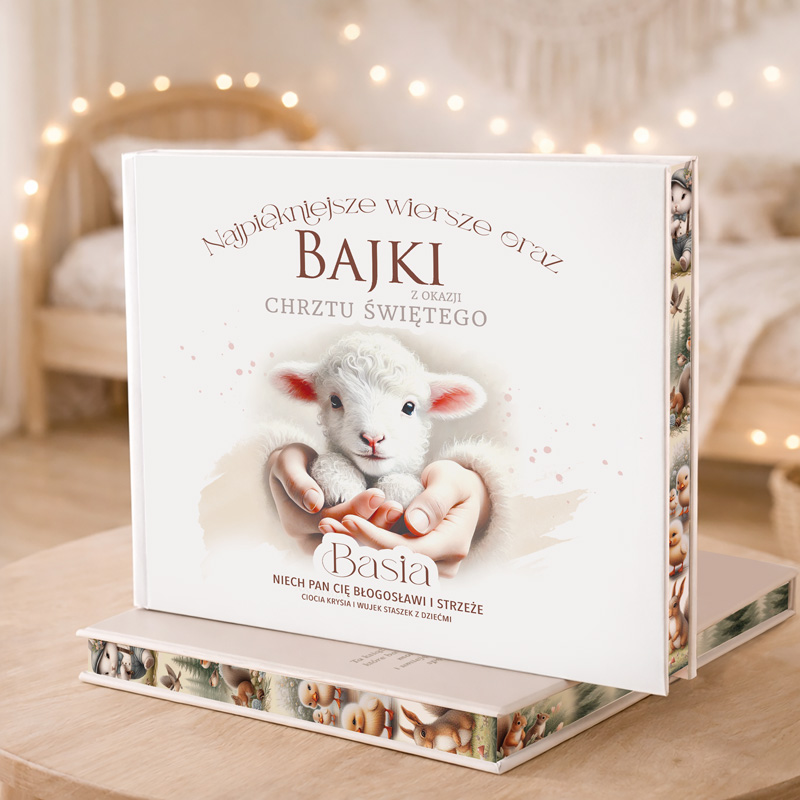 Książka z wierszami z okazji Chrzstu Świętego, przedstawiająca owieczkę w dłoniach. W tle przytulna, jasna przestrzeń.