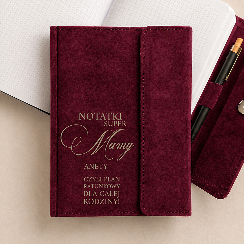 Czerwony notes z napisem "NOTATKI SUPER MAMY ANETY CZYLI PLAN RATUNKOWY DLA CAŁEJ RODZINY!"