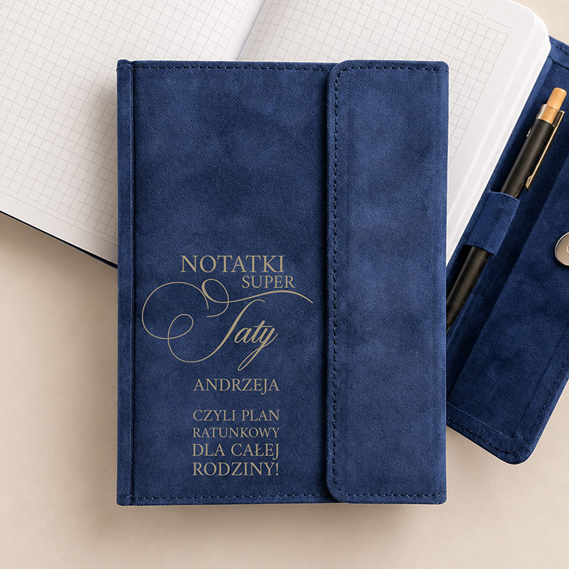 Granatowy notes z napisem "NOTATKI SUPER TATY ANDRZEJA CZYLI PLAN RATUNKOWY DLA CAŁEJ RODZINY".