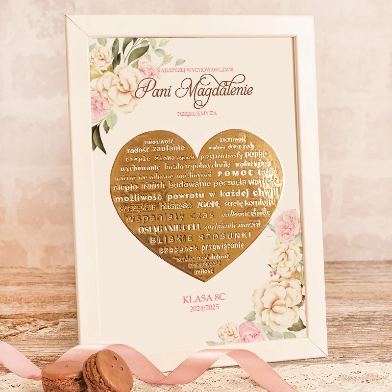 Ramka z sercem w kolorze złotym, na którym wypisane są słowa podziękowania dla nauczycielki Pani Magdaleny. W tle delikatne kwiaty i różowa wstążka, z napisem "Najlepszej Wychowawczyni" oraz rokiem szkolnym 2024/2025.