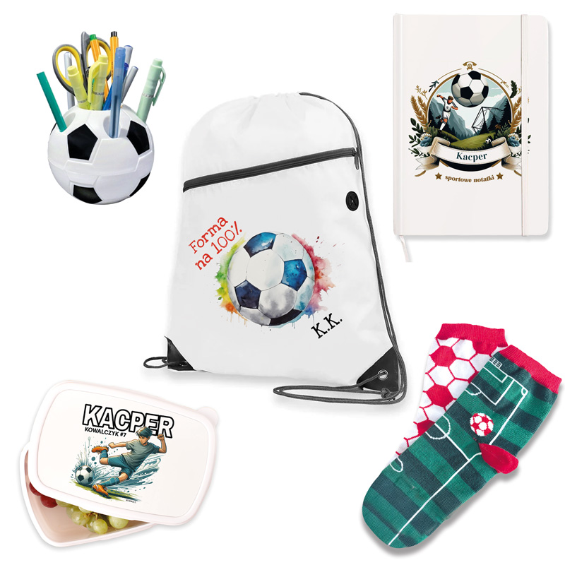 Zestaw akcesoriów sportowych dla dzieci, w tym plecak z nadrukiem piłki nożnej, organizer na przybory w kształcie piłki, notes z piłką nożną na okładce, pojemnik na jedzenie z ilustracją chłopca grającego w piłkę oraz skarpetki w motyw piłkarskiego boiska.