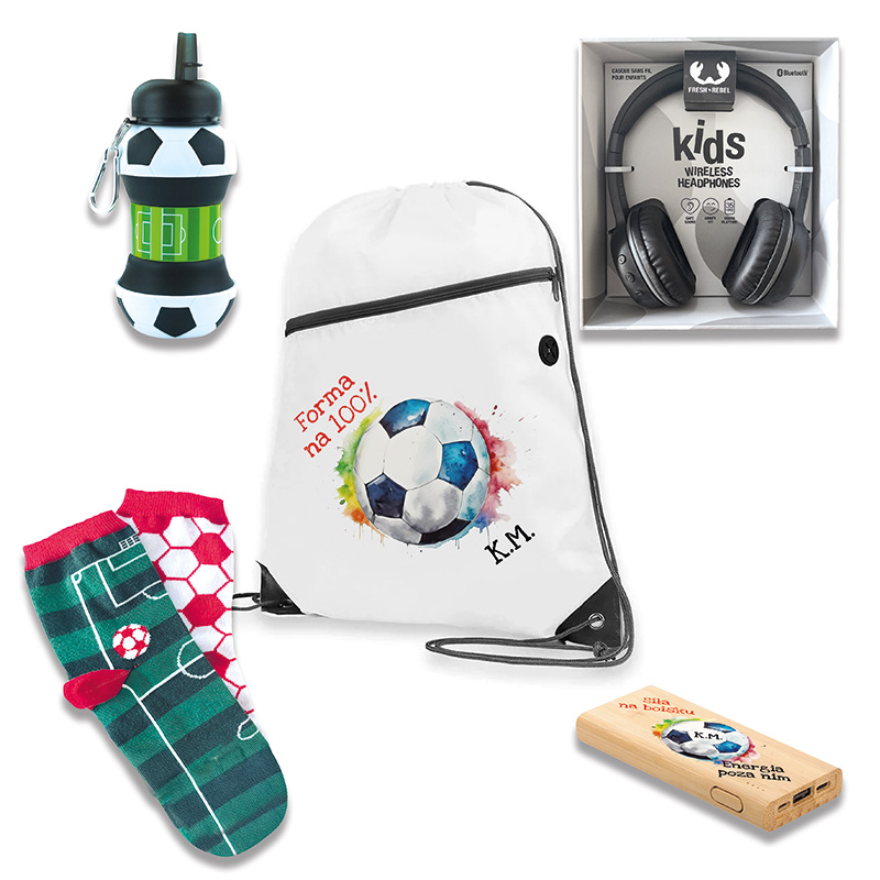 Zestaw akcesoriów związanych z piłką nożną, w tym plecak z nadrukiem piłki, skarpetki w kratkę z piłkami, butelka na wodę, słuchawki bezprzewodowe dla dzieci oraz power bank z graficznym motywem piłki.