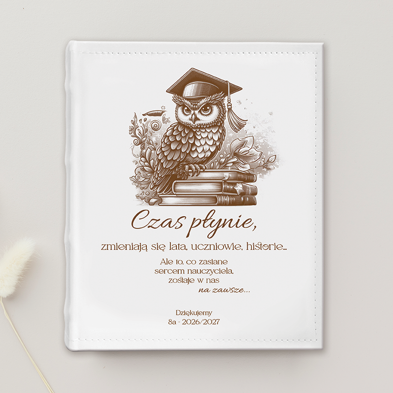 Na białym tle znajduje się rysunek sowy w czapce absolwenta, siedzącej na stosie książek, z napisem "Czas płynie, zmieniają się lata, uczniowie, historie..." oraz podziękowaniem z numerem klasy i rokiem szkolnym 2026/2027.