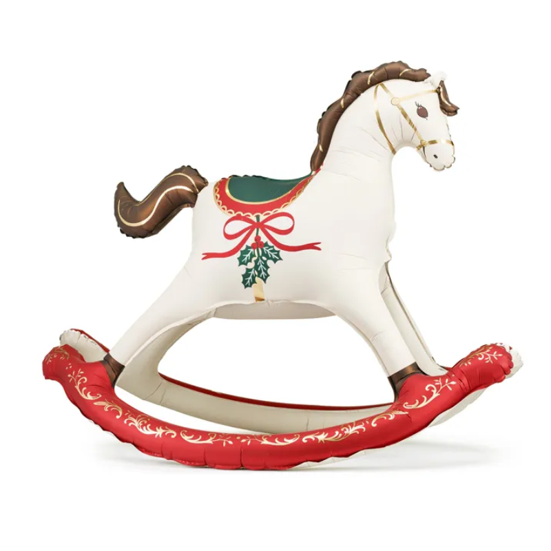 Balansowy koń w stylu bożonarodzeniowym wykonany z materiału nadmuchiwalnego, z ozdobami w postaci wstążki i gałązki ostrokrzewu, na czerwonym podłożu z ornamentami.