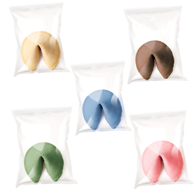 Pięć kolorowych ciasteczek wysładowych widocznych w przezroczystych opakowaniach: żółte, niebieskie, brązowe, zielone i różowe, każdy z charakterystycznym kształtem jajka.