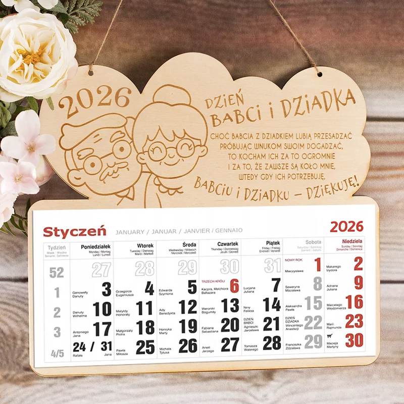 Drewniana zawieszka na Dzień Babci i Dziadka z ilustracjami postaci starszych ludzi oraz napisem 'Dzień Babci i Dziadka 2026'. Pod zawieszką widoczny kalendarz na styczeń 2026 roku.