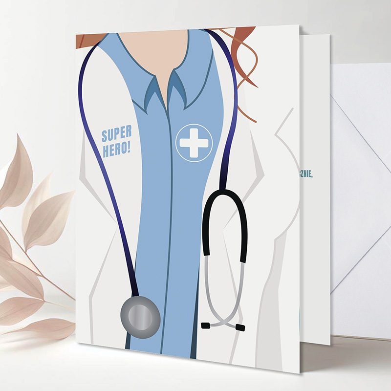 Ilustracja postaci w białym fartuchu lekarskim, z niebieską koszulą i stethoskopem na szyi, z napisem 'SUPER HERO!' na fartuchu, na tle jasnego tła oraz białej koperty.