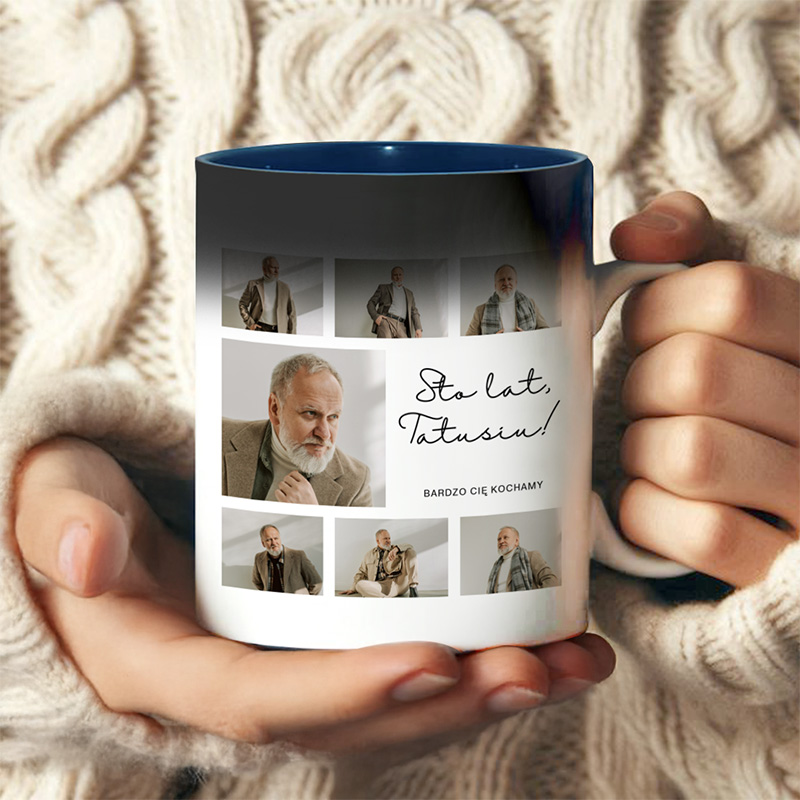 Kubek trzymany w rękach, z napisem 'Sto lat, Tatusiu!' oraz zdjęciami mężczyzny w różnych pozach; tło wełniane, jasne i plecione.