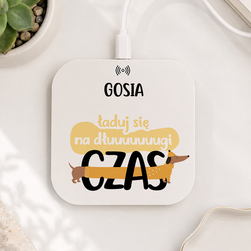 Podkładka pod telefon z grafiką psa jamnika i napisem "GOSIA tadyj się na dłuunnnugi CZAS".