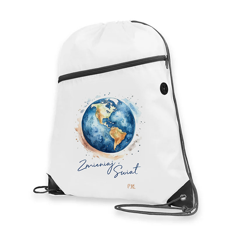Worek sportowy w białym kolorze z grafiką przedstawiającą globus w odcieniach niebieskiego i złotego, z napisem "Zmieniaj Świat" u dołu oraz inicjałami "P.W."