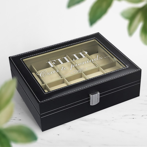 Czarna skrzynka z przezroczystym wiekiem, na którym widnieje napis 'FILIP' oraz 'Czas to pieniądz...', wewnątrz podzielona na kilkanaście przegródek.