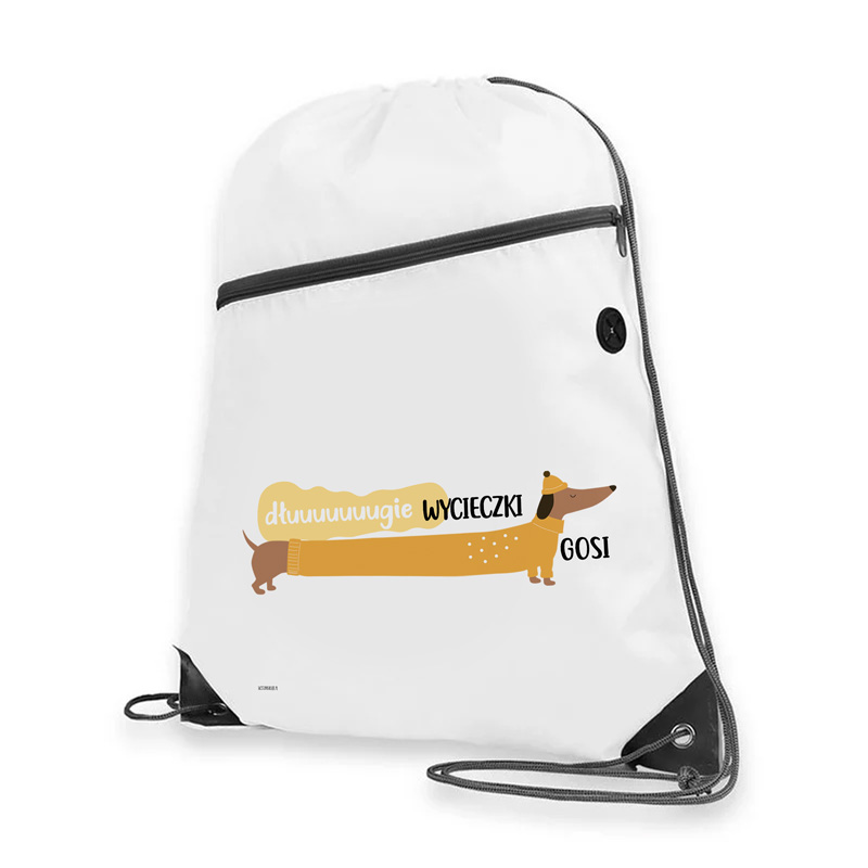 Biały plecak z nadrukiem przedstawiającym długiego psa w kolorze brązowym, z napisem "dltuuuuuunnugie WYCIECZKI GOSI" w różnych kolorach na środku plecaka.