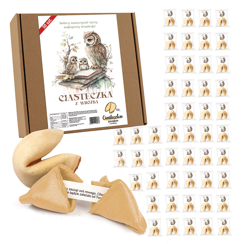 Opakowanie ciasteczek z wróżbą, z ilustracją sowy i jej piskląt. W lewym dolnym rogu widoczne dwa rozbite ciasteczka z ukrytymi wróżbami, a w tle pakiety ciasteczek w przezroczystych opakowaniach na tle drewnianego stołu.