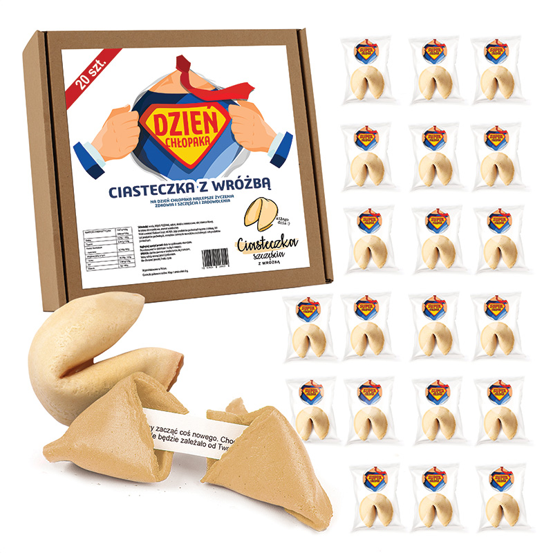 Opakowanie ciasteczek z wróżbą z motywem superhero, zawierające 20 sztuk, z dwoma otwartymi ciasteczkami, z których jedno ujawnia wróżbę; tło z dodatkowymi pojedynczymi ciasteczkami w przezroczystych opakowaniach.