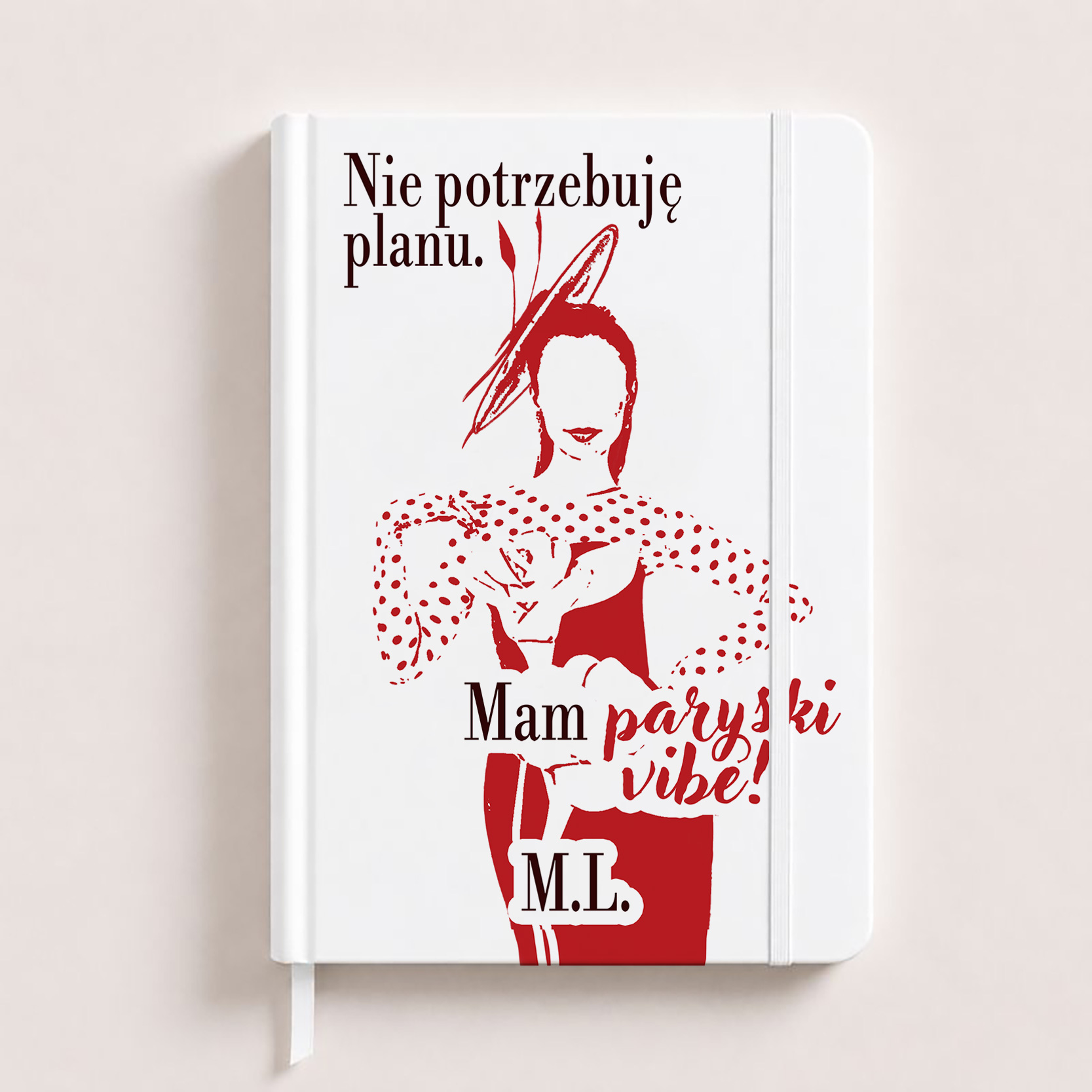 Notatnik z grafiką kobiety w czerwonych kropkach, z napisem "Nie potrzebuję planu. Mam paryski vibe! M.L."