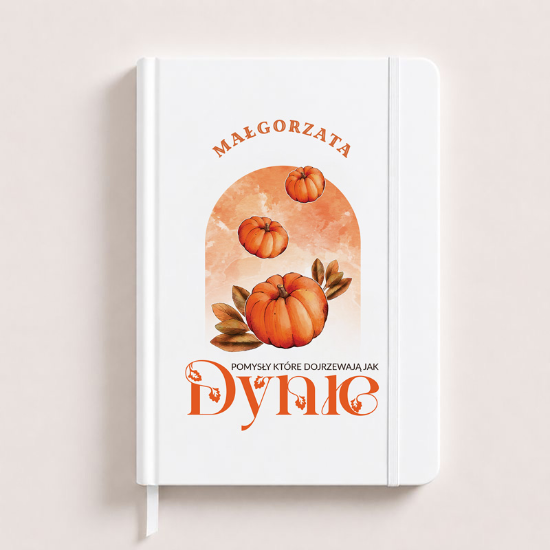 Biały notes z ilustracją pomarańczowych dyni i liści, z napisem „Małgorzata” oraz hasłem „Pomysły, które dojrzewają jak dynie”.