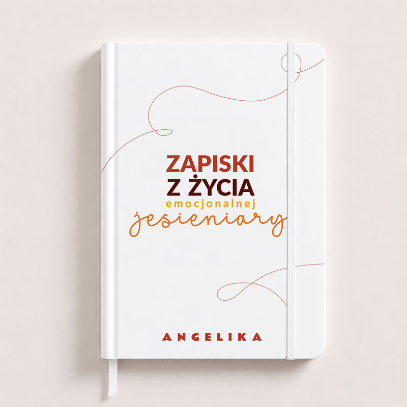 Biały notes z napisem "ZAPISKI Z ŻYCIA emocjonalnej jesieniary" oraz imieniem "ANGELIKA" na okładce.