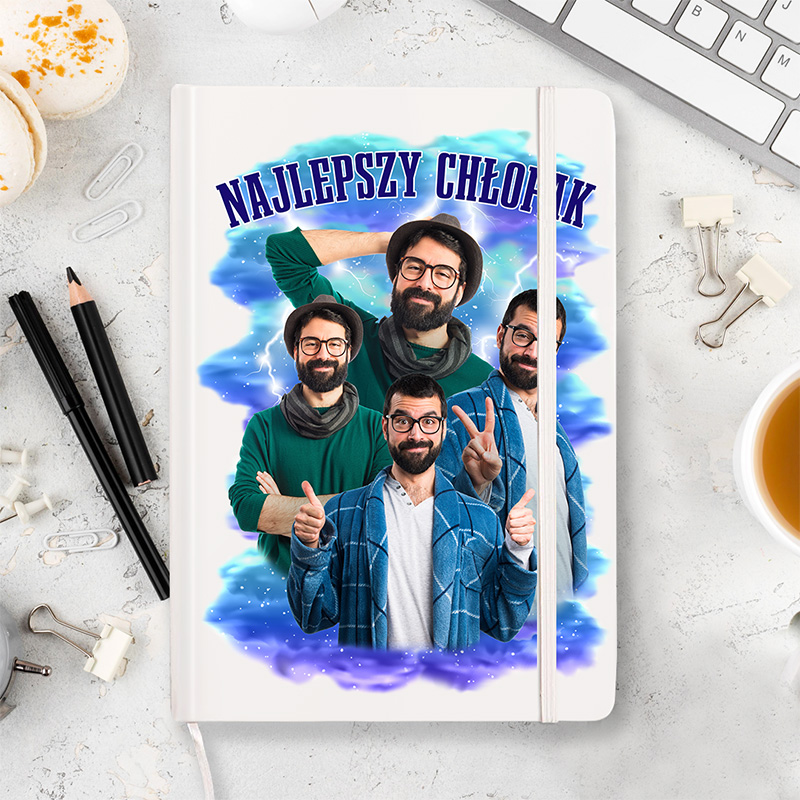 Notatnik z nadrukiem przedstawiającym mężczyznę w kilku pozach, ubranym w różne zestawy odzieży, z dodatkowymi elementami graficznymi oraz napisem 'NAJLEPSZY CHŁOPAK'. W tle znajdują się akcesoria biurowe, kubek z napojem i kawałki ciasteczek.